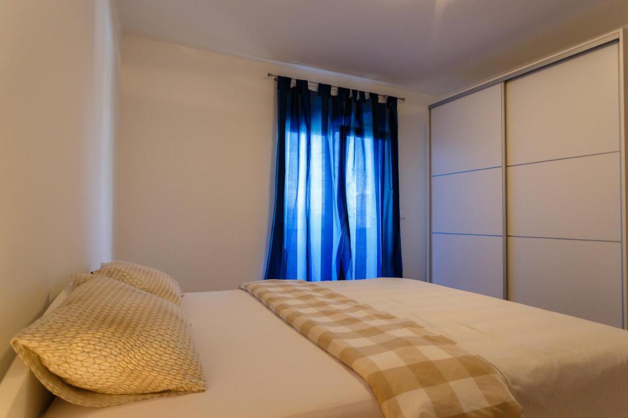 Villa Mirela Apartment Vrbnik Eksteriør billede