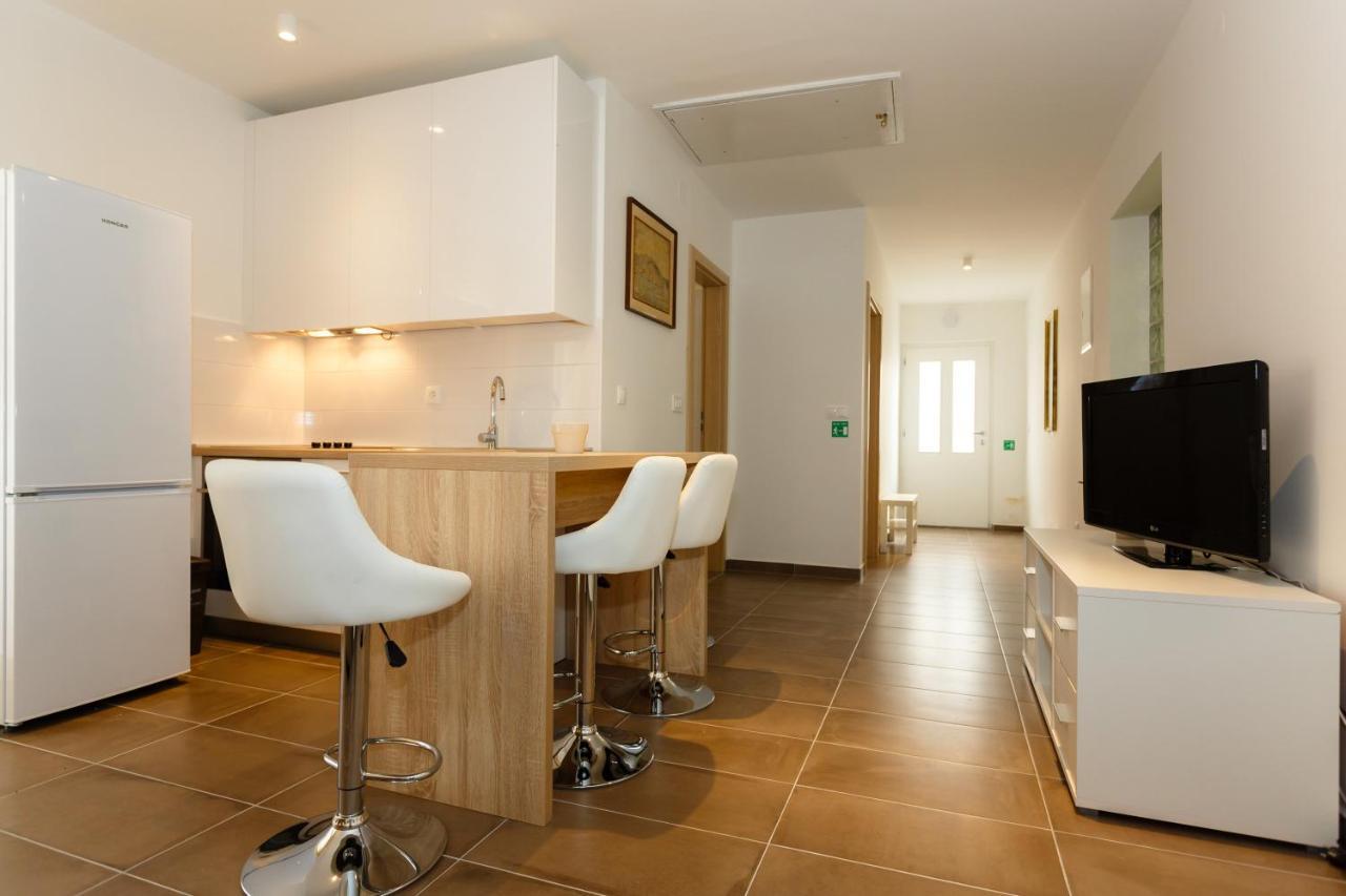 Villa Mirela Apartment Vrbnik Eksteriør billede