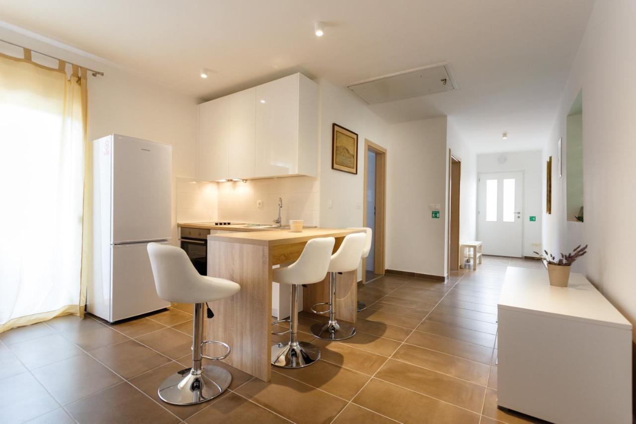 Villa Mirela Apartment Vrbnik Eksteriør billede