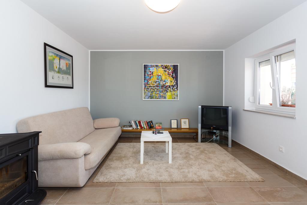 Villa Mirela Apartment Vrbnik Eksteriør billede