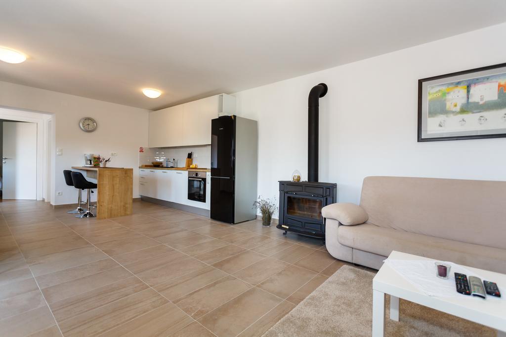 Villa Mirela Apartment Vrbnik Eksteriør billede