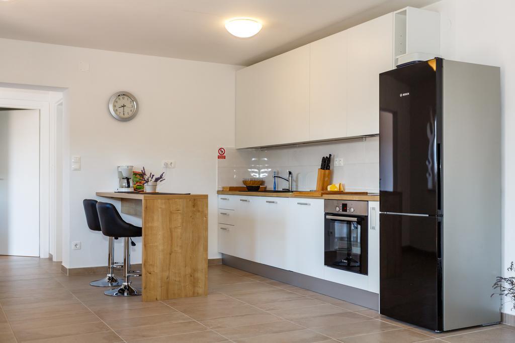 Villa Mirela Apartment Vrbnik Eksteriør billede