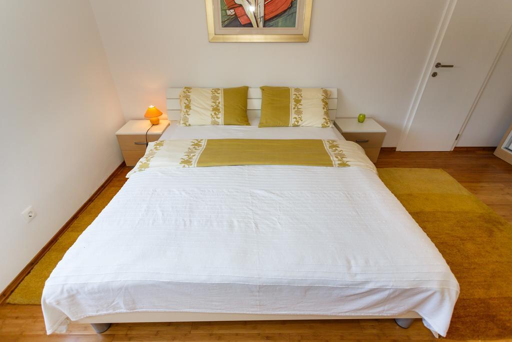Villa Mirela Apartment Vrbnik Eksteriør billede