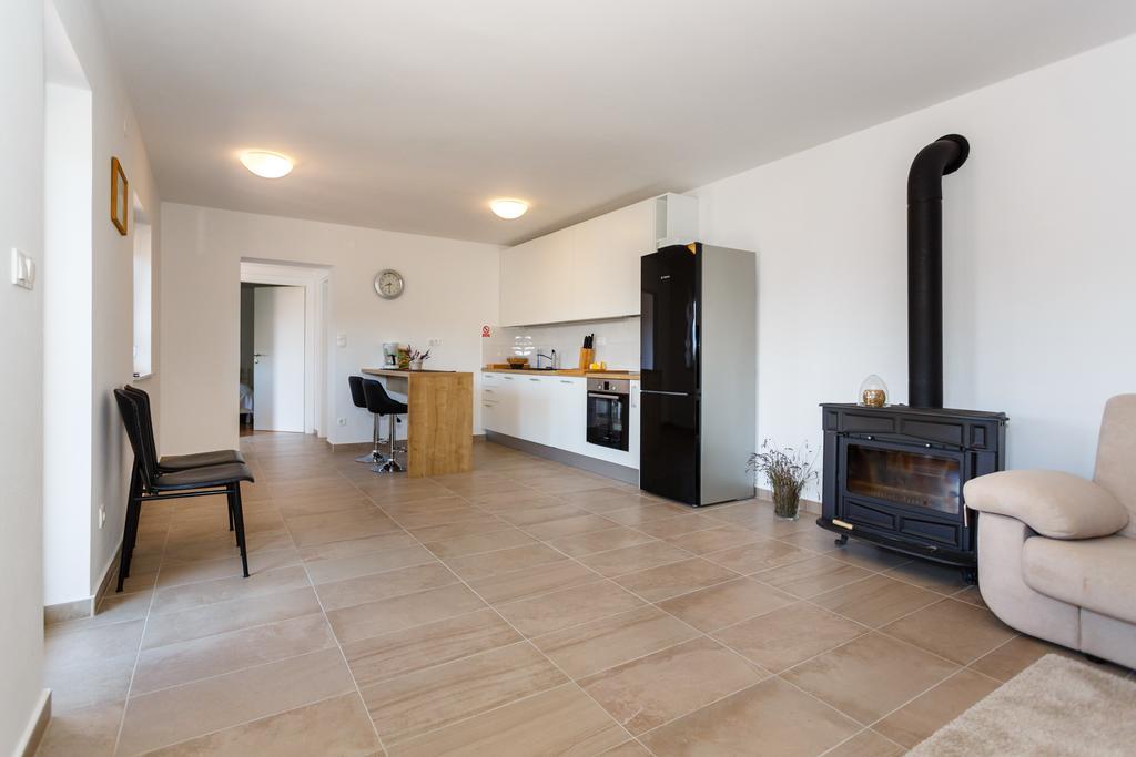 Villa Mirela Apartment Vrbnik Eksteriør billede