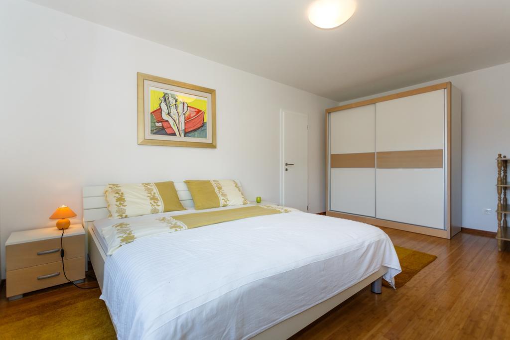Villa Mirela Apartment Vrbnik Eksteriør billede